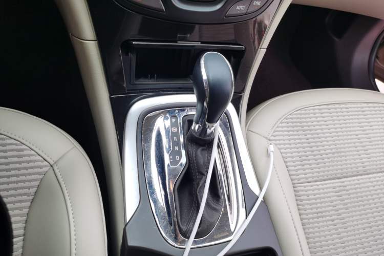 Used Buick Regal 2015 2.0L Leading Fashion Edition Gear Lever