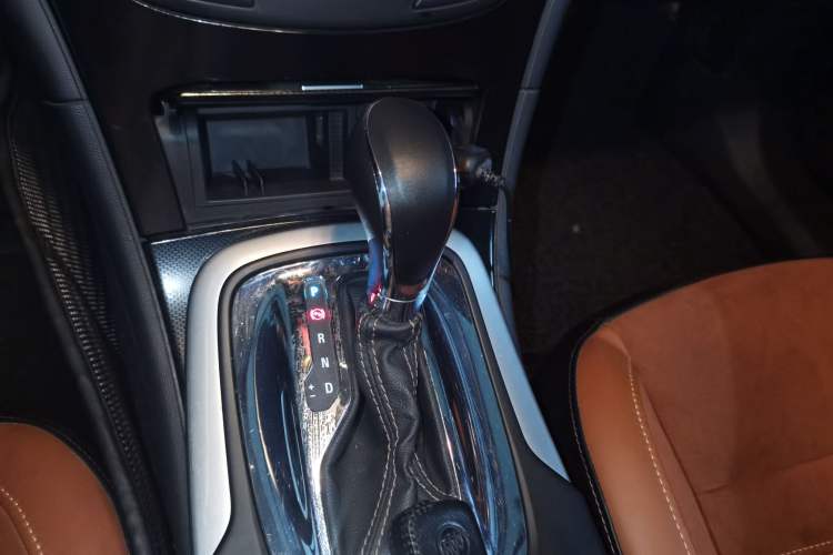 Used Buick Regal 2015 1.6T Elite Tech Model Gear Lever