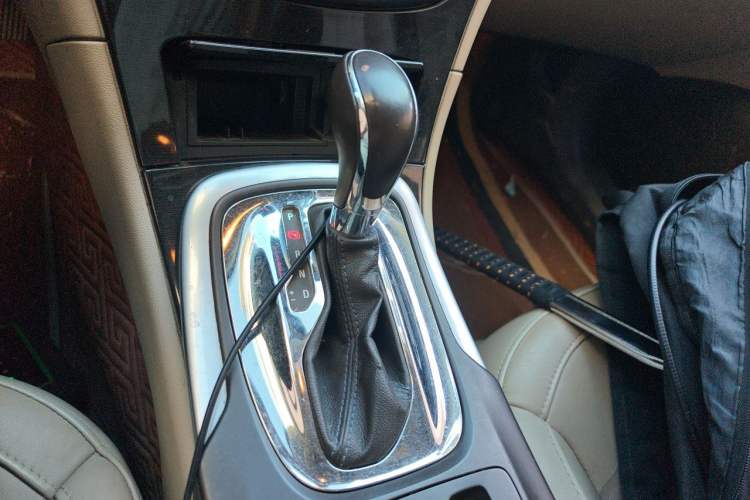 Used Buick Regal 2015 2.0L Elite Fashion Edition Gear Lever