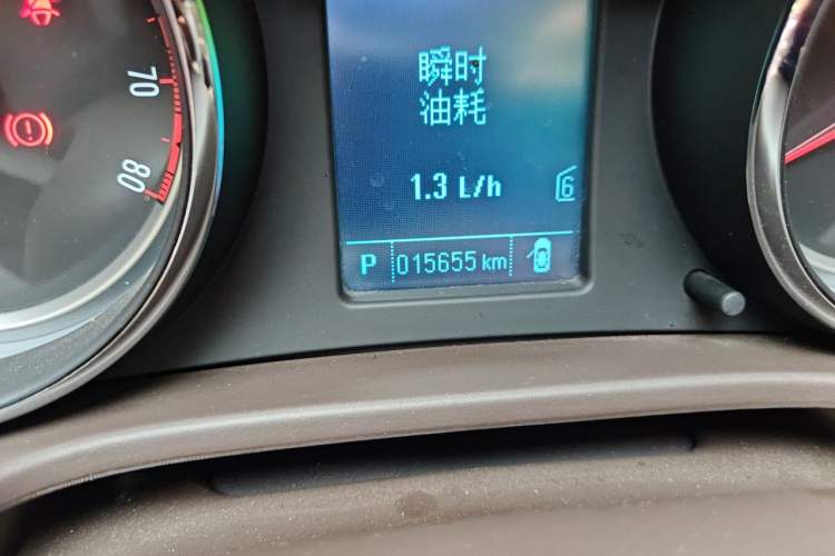 Used Buick Regal 2015 2.0L Leading Fashion Edition Odometer Close Up