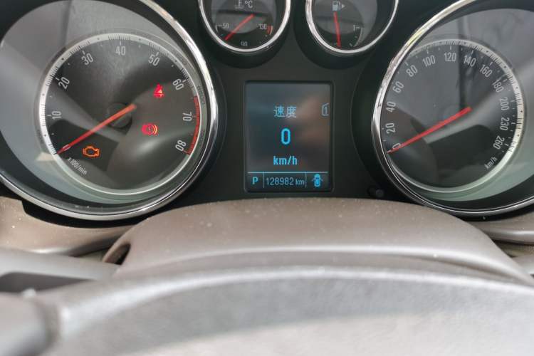 Used Buick Regal 2015 2.0L Leading Fashion Edition Odometer Close Up