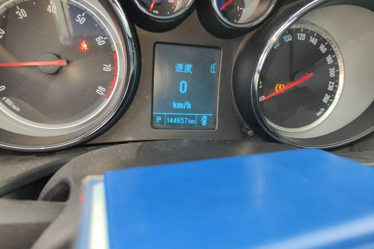Used Buick Regal 2015 1.6T Leading Technology Model Odometer Close Up
