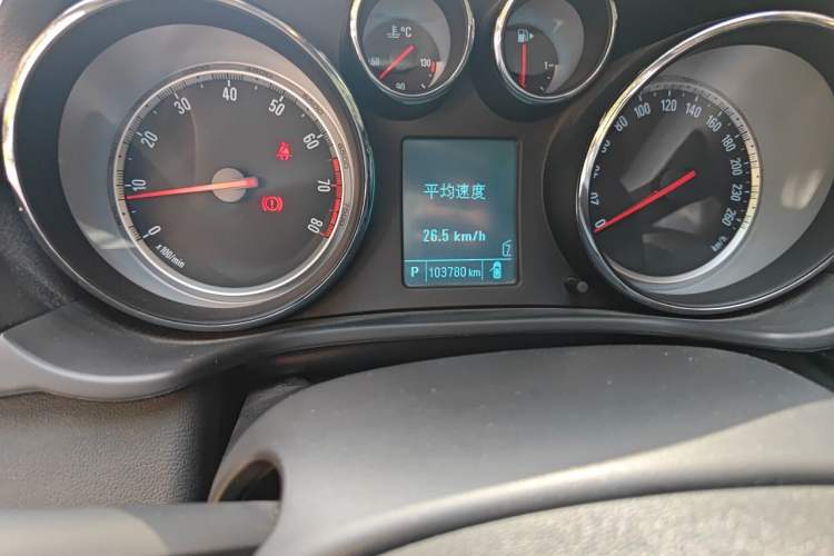Used Buick Regal 2015 1.6T Leading Technology Model Odometer Close Up