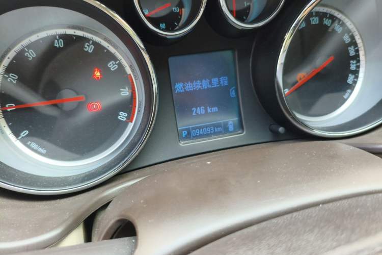 Used Buick Regal 2015 2.0L Leading Fashion Edition Odometer Close Up