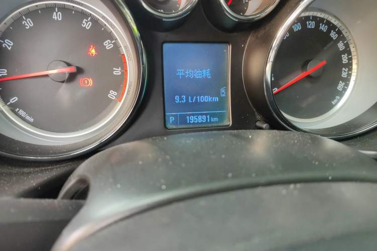 Used Buick Regal 2015 1.6T Leading Technology Model Odometer Close Up