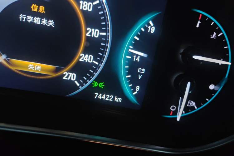 Used Buick Regal 2015 1.6T Elite Tech Model Odometer Close Up