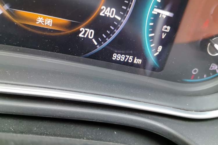 Used Buick Regal 2015 1.6T Elite Tech Model Odometer Close Up