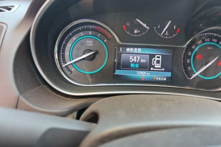 Used Buick Regal 2015 2.0L Elite Fashion Edition Odometer Close Up