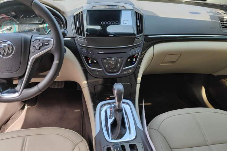 Used Buick Regal 2015 2.0L Elite Fashion Edition Audio And AC Panel
