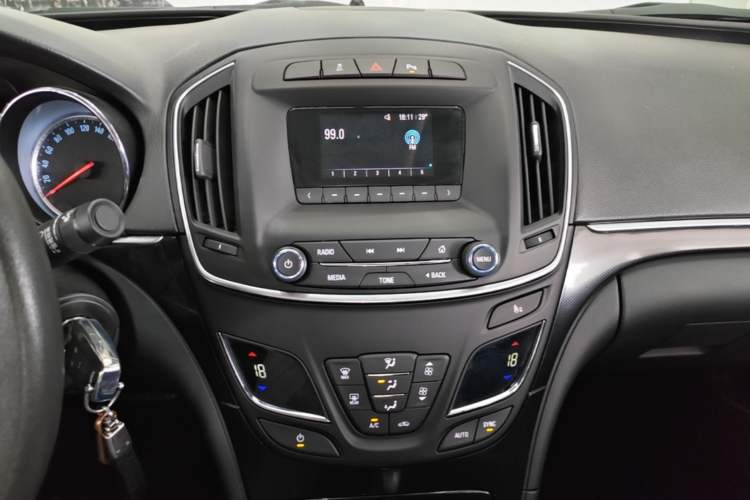 Used Buick Regal 2015 1.6T Leading Technology Model Audio And AC Panel
