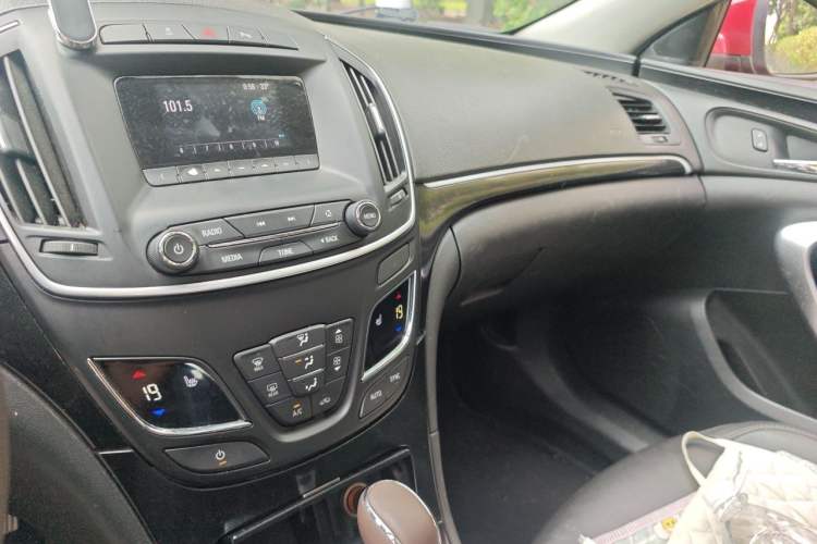 Used Buick Regal 2015 1.6T Fashion Tech Model Audio And AC Panel