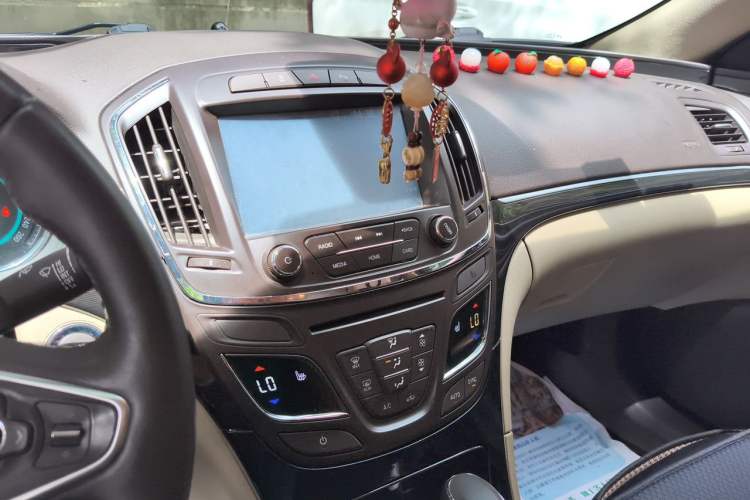 Used Buick Regal 2015 2.0L Elite Fashion Edition Audio And AC Panel