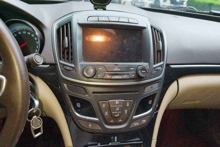 Used Buick Regal 2015 2.0L Leading Fashion Edition Audio And AC Panel