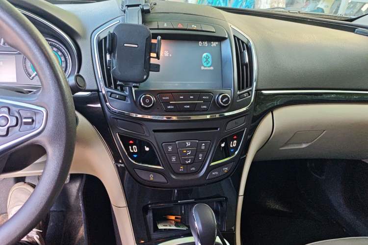 Used Buick Regal 2015 2.0L Elite Fashion Edition Audio And AC Panel