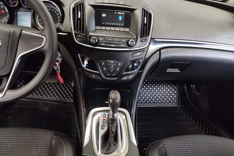 Used Buick Regal 2015 1.6T Leading Technology Model Audio And AC Panel