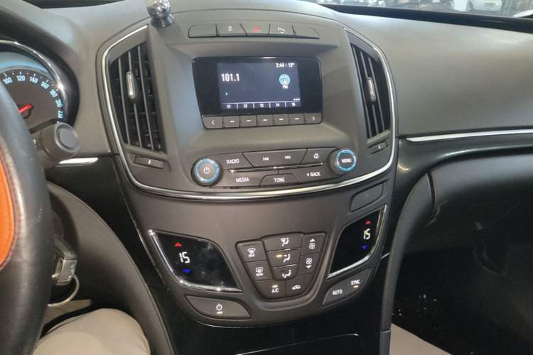 Used Buick Regal 2015 1.6T Leading Technology Model Audio And AC Panel
