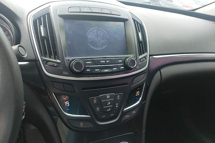 Used Buick Regal 2015 1.6T Leading Technology Model Audio And AC Panel