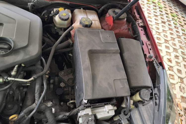Used Buick Regal 2015 2.0L Elite Fashion Edition Engine Bay Left
