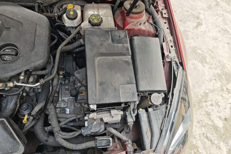 Used Buick Regal 2015 2.0L Elite Fashion Edition Engine Bay Left