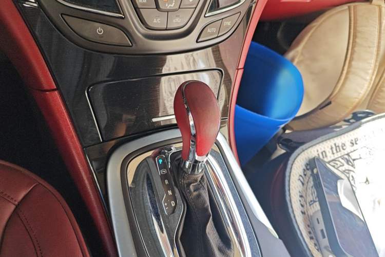 Used Buick Regal 2015 2.0L Leading Fashion Edition Gear Lever