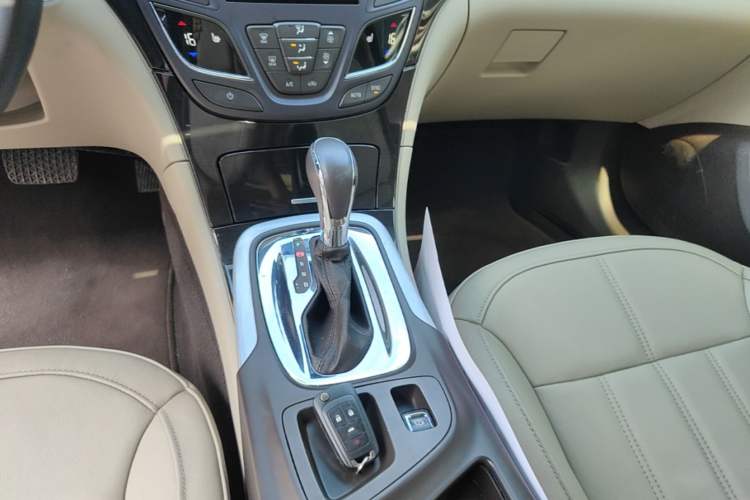 Used Buick Regal 2015 2.0L Elite Fashion Edition Gear Lever