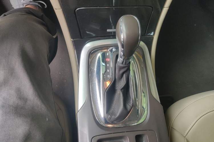 Used Buick Regal 2015 2.0L Elite Fashion Edition Gear Lever