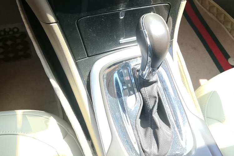 Used Buick Regal 2015 2.0L Elite Fashion Edition Gear Lever