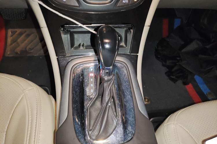 Used Buick Regal 2015 2.0L Leading Fashion Edition Gear Lever