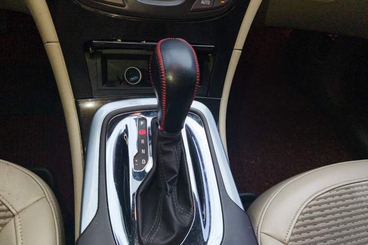 Used Buick Regal 2015 2.0L Leading Fashion Edition Gear Lever