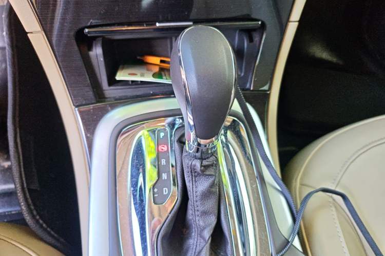 Used Buick Regal 2015 2.0L Elite Fashion Edition Gear Lever