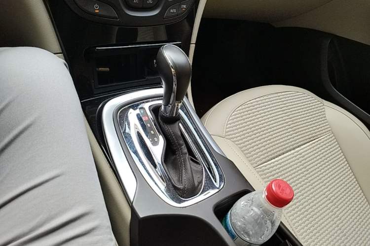Used Buick Regal 2015 2.0L Leading Fashion Edition Gear Lever