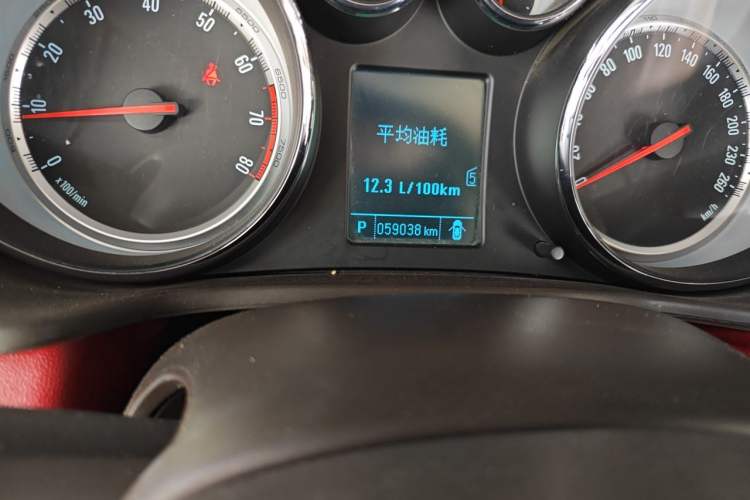 Used Buick Regal 2015 2.0L Leading Fashion Edition Odometer Close Up