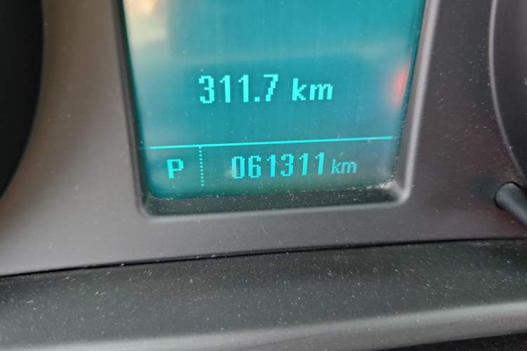 Used Buick Regal 2015 1.6T Leading Technology Model Odometer Close Up
