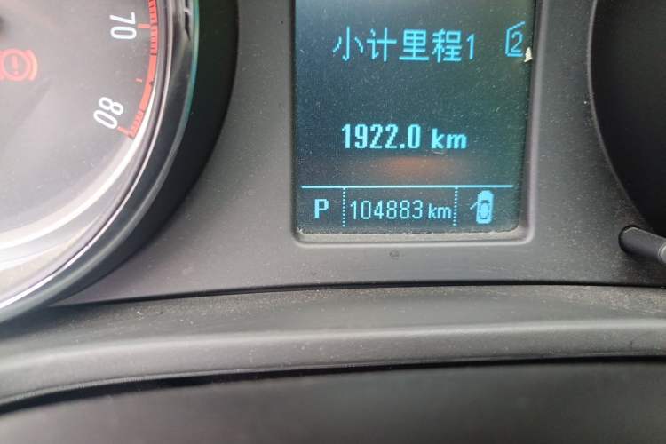 Used Buick Regal 2015 1.6T Fashion Tech Model Odometer Close Up