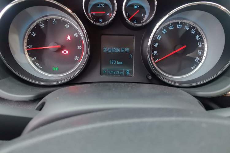 Used Buick Regal 2015 1.6T Leading Technology Model Odometer Close Up