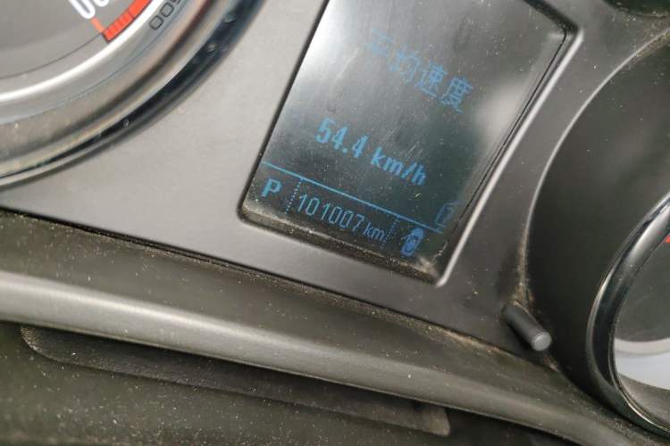 Used Buick Regal 2015 1.6T Leading Technology Model Odometer Close Up