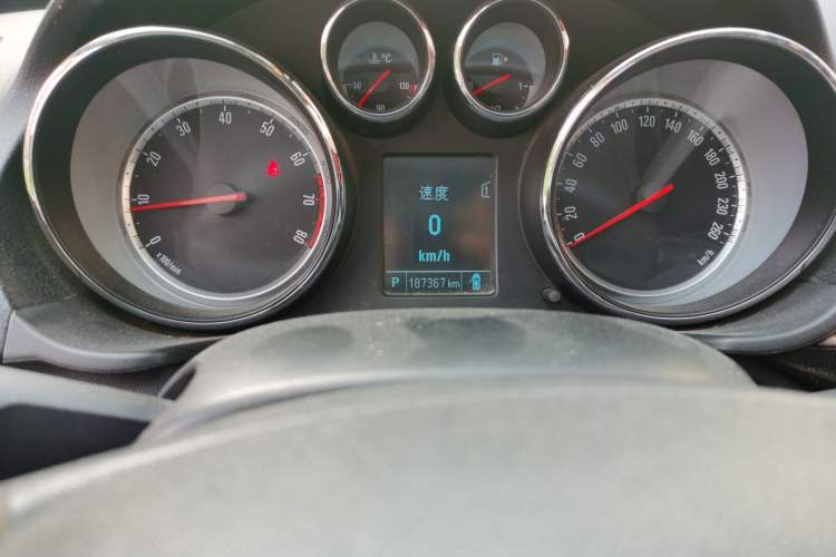 Used Buick Regal 2015 1.6T Fashion Tech Model Odometer Close Up