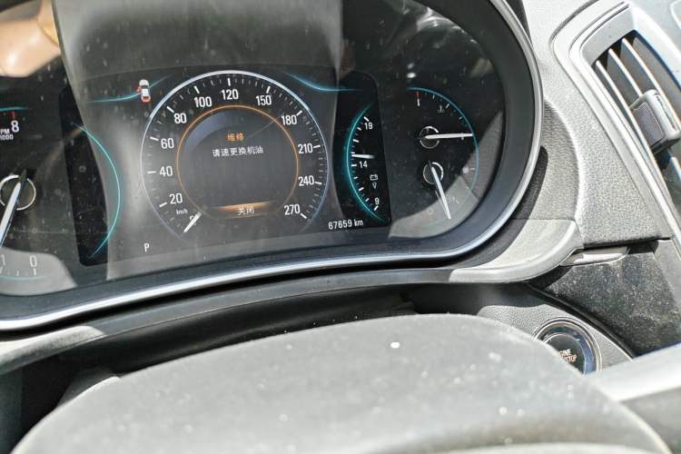 Used Buick Regal 2015 1.6T Elite Tech Model Odometer Close Up
