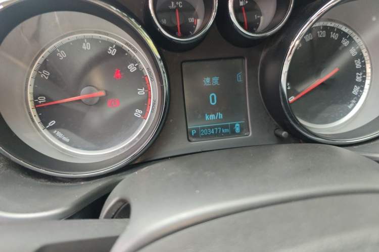 Used Buick Regal 2015 1.6T Fashion Tech Model Odometer Close Up