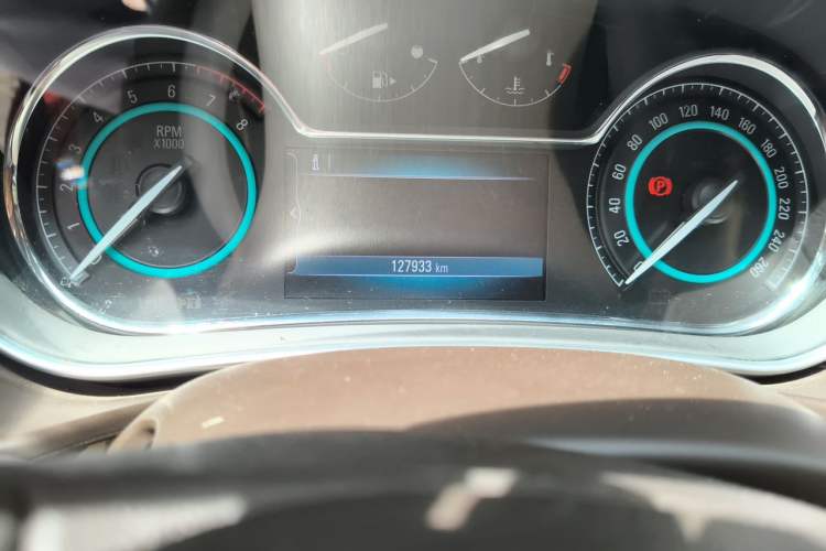 Used Buick Regal 2015 2.0L Elite Fashion Edition Odometer Close Up