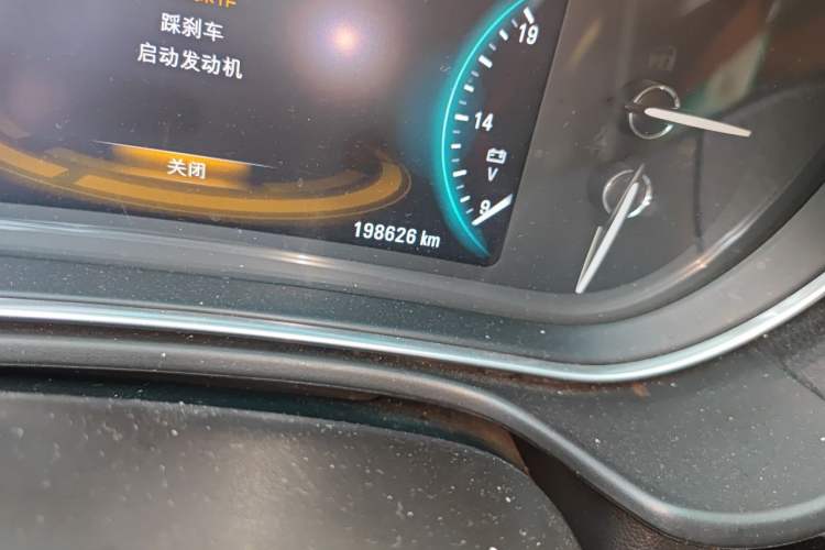 Used Buick Regal 2015 1.6T Elite Tech Model Odometer Close Up