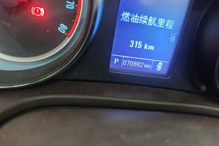 Used Buick Regal 2015 2.0L Leading Fashion Edition Odometer Close Up