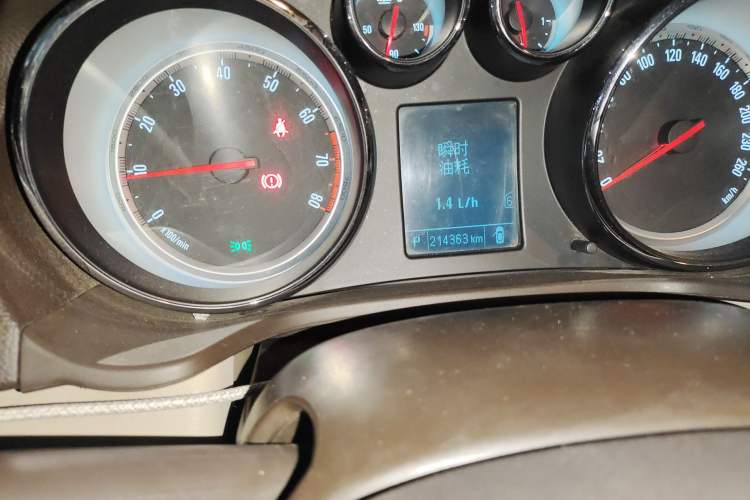 Used Buick Regal 2015 2.0L Leading Fashion Edition Odometer Close Up