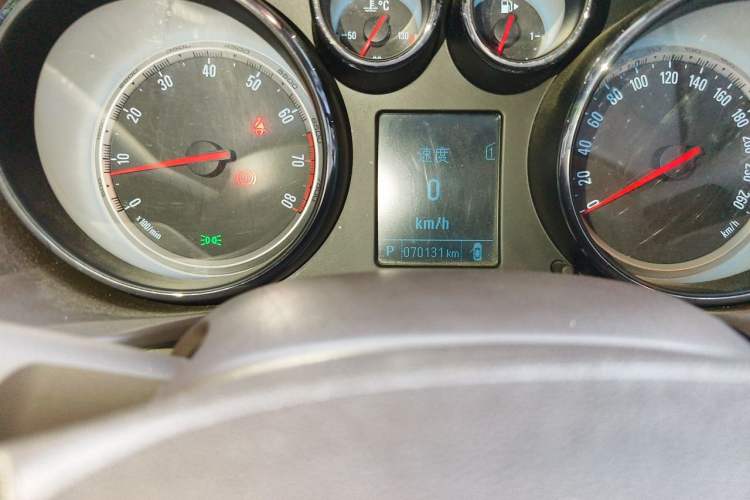 Used Buick Regal 2015 2.0L Leading Fashion Edition Odometer Close Up