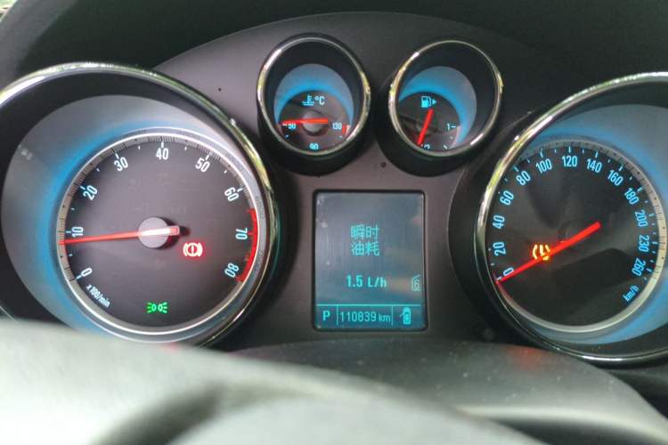 Used Buick Regal 2015 1.6T Leading Technology Model Odometer Close Up