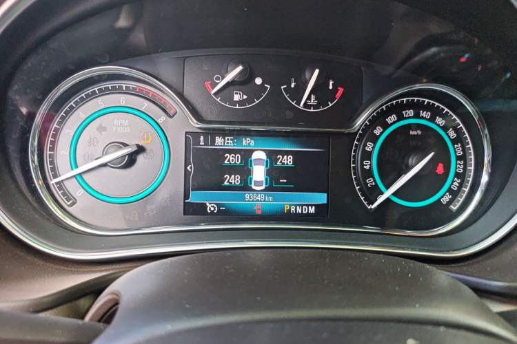 Used Buick Regal 2015 2.0L Elite Fashion Edition Odometer Close Up