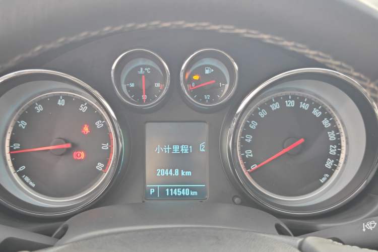 Used Buick Regal 2015 1.6T Leading Technology Model Odometer Close Up