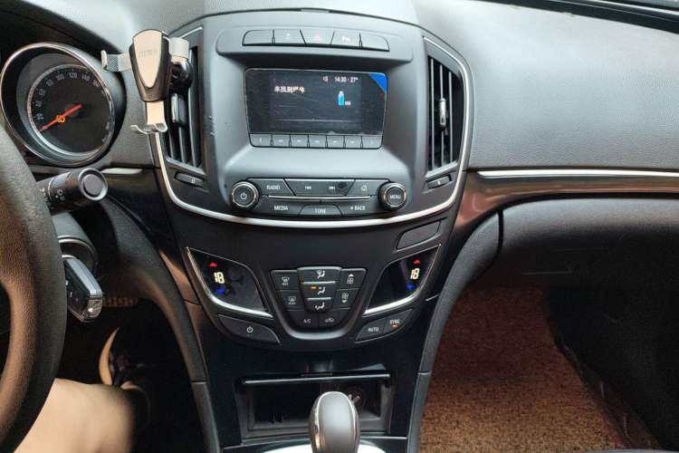 Used Buick Regal 2015 1.6T Fashion Tech Model Audio And AC Panel