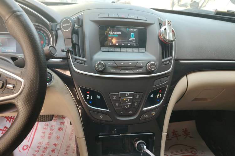 Used Buick Regal 2015 2.0L Elite Fashion Edition Audio And AC Panel
