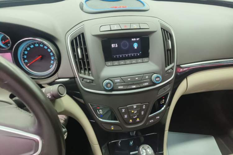 Used Buick Regal 2015 2.0L Leading Fashion Edition Audio And AC Panel